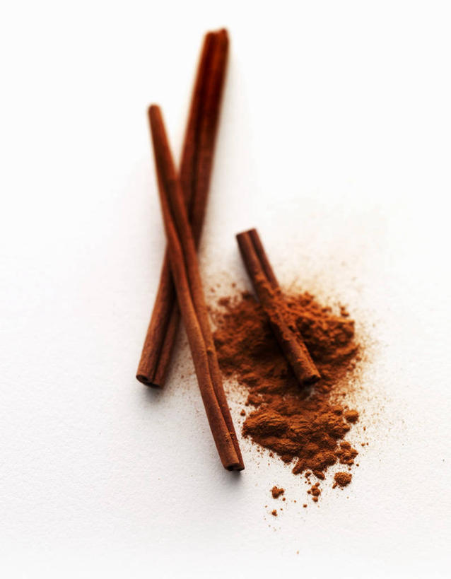 无人,竖图,俯视,室内,特写,白天,白色背景,一堆,许多,阴影,堆叠,堆积,反射,粉末,影子,调味,香料,佐料,肉桂,粉,摄影,影棚,堆,配料,桂皮,作料,官桂,牡桂,筒桂,香桂,玉桂,粉状,粉剂,彩图,高角度拍摄,影棚拍摄,拍摄