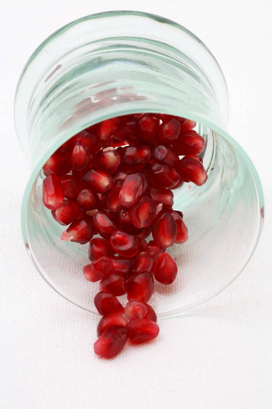 无人,竖图,俯视,室内,特写,白天,白色背景,石榴,杯子,一堆,许多,阴影,堆叠,堆积,反射,影子,玻璃制品,一个,红色,水杯,摄影,影棚,单个,堆,玻璃杯,涂林,若榴,金罂,金庞,丹若,安石榴,彩图,高角度拍摄,影棚拍摄,拍摄