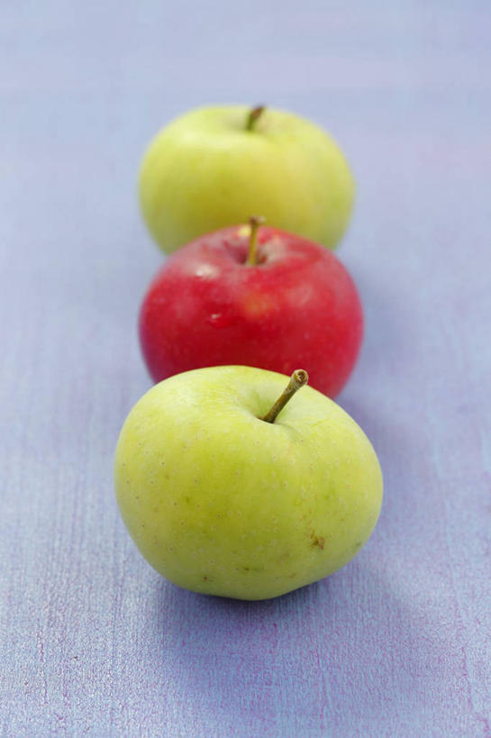 无人,竖图,俯视,室内,特写,白天,桌面,桌子,苹果,水果,一排,阴影,蓝色背景,新鲜,整齐,反射,木制,影子,生食,食品,果实,食物,排列,三个,红色,绿色,木制品,红苹果,青苹果,摄影,有机食品,绿色食品,影棚,队列,彩图,高角度拍摄,影棚拍摄,拍摄