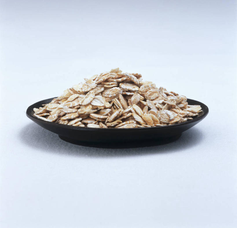 无人,横图,俯视,室内,特写,白天,桌面,桌子,餐具,一堆,许多,阴影,堆叠,堆积,蓝色背景,反射,木制,碟子,盘,影子,燕麦,很多,一个,盘子,木制品,碟,摄影,影棚,单个,堆,玉麦,铃铛麦,裸燕麦,雀麦,野麦,莜麦,彩图,高角度拍摄,影棚拍摄,拍摄