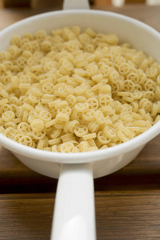 面食,面条,意大利面,无人,竖图,俯视,室内,特写,白天,西餐,桌面,桌子,一堆,许多,阴影,堆叠,堆积,反射,木制,影子,陶瓷,面,料理,食品,陶瓷制品,很多,食物,一个,黄色,木制品,容器,碗,西式,单个,储藏,堆,储存,彩图,高角度拍摄,车轮面,贮存