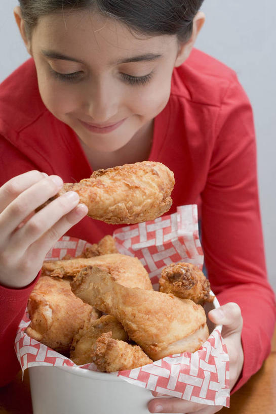 西方人,儿童,一个人,坐,笑,微笑,竖图,俯视,室内,白天,白色背景,烹饪,纯洁,欧洲,欧洲人,仅一个女性,仅一个人,握,花纹,服装,布,图案,纸盒,鸡肉,肉,油炸,料理,食品,拿,布纹,拿着,注视,休闲装,鸡腿,菜肴,美食,肉类,炸鸡腿,盒子,食物,小孩,衣服,红色,包装盒,低头,观察,看,仅一个小孩,休闲,休闲服,可爱,童年,童趣,握着,摄影,服饰,佳肴,影棚,观看,布匹,察看,鸡腿肉,关注,肉食,童真,烂漫,无邪,垂头,天真,女孩,女人,女性,白种人,孩子,坐着,半身,彩图,高角度拍摄,影棚拍摄,拍摄,女生