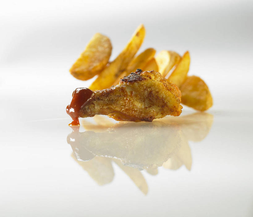 无人,横图,俯视,室内,特写,白天,白色背景,烹饪,西餐,桌面,桌子,阴影,反射,木制,影子,料理,食品,鸡翅,薯条,炸鸡翅,菜肴,美食,食物,木制品,快餐,西式,摄影,佳肴,影棚,西式快餐,垃圾食品,彩图,高角度拍摄,影棚拍摄,拍摄