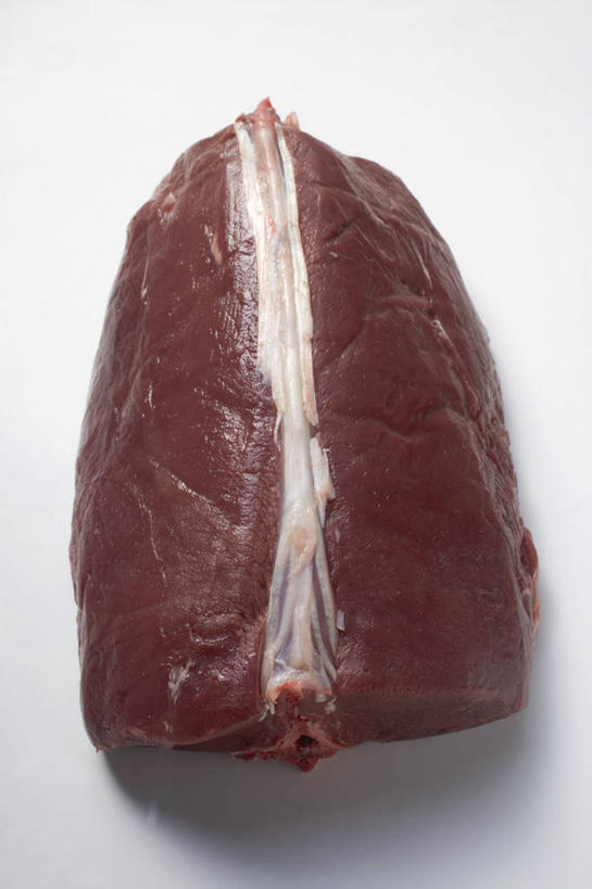 无人,竖图,俯视,室内,特写,白天,白色背景,桌面,桌子,一块,阴影,反射,木制,影子,肉,肉类,木制品,摄影,影棚,肉食,鹿肉,彩图,高角度拍摄,影棚拍摄,拍摄