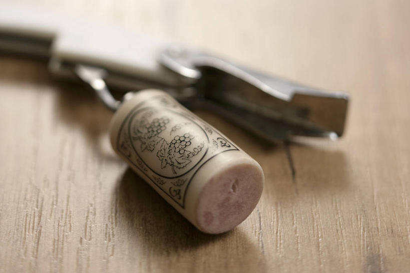 无人,横图,俯视,室内,特写,白天,桌面,桌子,静物,阴影,反射,木制,开瓶器,影子,开瓶,一个,木制品,瓶塞,单个,开启,保存,密封,启瓶器,瓶启,红酒酒启,红酒开瓶器,红酒启瓶器,酒刀,酒开,酒起,葡萄酒开酒器,葡萄酒开瓶器,彩图,高角度拍摄,酒具