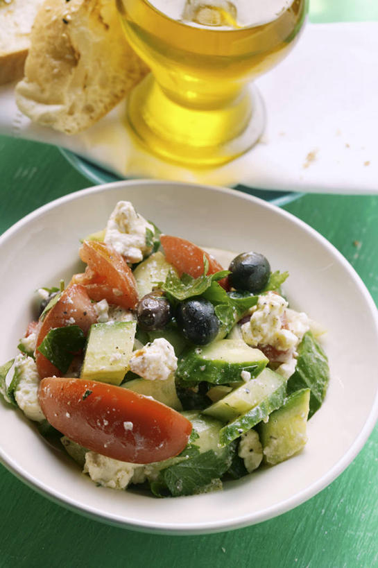 点心,面包,奶酪,无人,竖图,俯视,室内,特写,白天,桌面,桌子,蔬菜,叶子,阴影,花纹,新鲜,反射,木制,布,图案,影子,陶瓷,生食,食用油,蔬菜沙拉,油,干酪,橄榄油,起司,沙拉,食品,面点,绿叶,陶瓷制品,芝士,营养,布纹,色拉,沙律,玻璃制品,食物,糕点,一个,玻璃瓶,木制品,瓶子,容器,碗,嫩叶,乳酪,有机食品,绿色食品,单个,色拉酱,储藏,布匹,乳制品,储存,千岛酱,发酵,白面包,植物油,山羊奶酪,希腊沙拉,叶,叶片,彩图,高角度拍摄,贮存