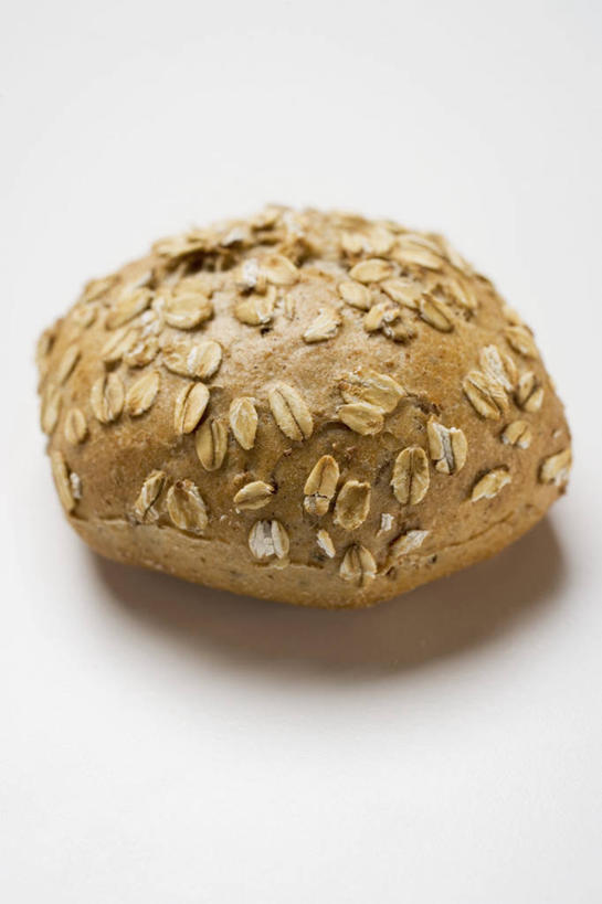 点心,面包,无人,竖图,俯视,室内,特写,白天,白色背景,桌面,桌子,阴影,反射,木制,影子,食品,面点,燕麦,食物,糕点,一个,木制品,摄影,影棚,单个,玉麦,铃铛麦,裸燕麦,雀麦,野麦,莜麦,彩图,高角度拍摄,影棚拍摄,拍摄,燕麦面包