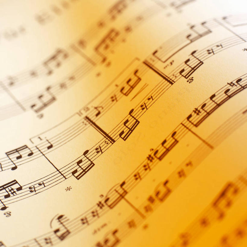 无人,方图,俯视,室内,特写,白天,静物,书籍,阴影,反射,影子,乐谱,五线谱,音乐,节拍,音符,符头,符干,符尾,乐章,彩图,高角度拍摄