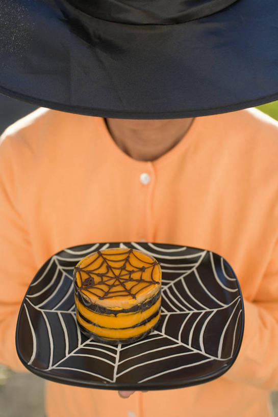 点心,西方人,一个人,站,竖图,俯视,室内,特写,白天,餐具,欧洲,欧洲人,仅一个年轻女性,仅一个女性,仅一个人,握,服装,节日,庆祝,蜘蛛网,碟子,盘,网,料理,食品,面点,拿,拿着,休闲装,文化,美食,食物,衣服,盘子,碟,站着,庆典,休闲,休闲服,橙色,中式,万圣节,握着,服饰,纪念,蜘蛛丝,南瓜饼,蛛网,捕杀,猎取,蛛丝,年轻女性,女人,女性,白种人,站立,半身,彩图,高角度拍摄