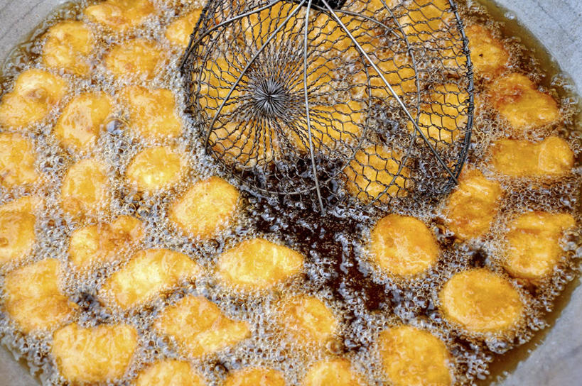 点心,豆腐,无人,横图,俯视,室内,特写,白天,烹饪,桌面,桌子,厨具,金属制品,阴影,反射,金属,木制,锅子,影子,食用油,油,油炸,料理,食品,锅,小吃,美食,臭豆腐,食物,木制品,中式,锅具,豆制品,烹饪用具,植物油,烹调用具,烹调,彩图,高角度拍摄,棕榈油