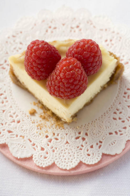 点心,奶酪,无人,竖图,俯视,室内,特写,白天,白色背景,下午茶,桌面,桌子,浆果,餐具,水果,阴影,新鲜,反射,木制,碟子,盘,影子,桑葚,生食,干酪,起司,食品,果实,芝士,芝士蛋糕,营养,食物,糕点,三个,红色,盘子,餐巾,木制品,碟,覆盆子,乳酪,起司蛋糕,摄影,有机食品,绿色食品,影棚,乳制品,发酵,保洁方巾,口布,彩图,高角度拍摄,影棚拍摄,拍摄,干酪蛋糕,蛋糕