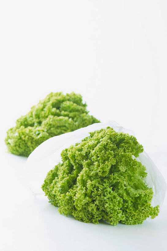 无人,竖图,俯视,室内,特写,白天,白色背景,购物,消费,植物,桌面,桌子,蔬菜,袋子,叶子,阴影,新鲜,反射,木制,手提袋,纹理,影子,塑料,生菜,莴苣,食品,绿叶,购物袋,塑料袋,食物,绿色,木制品,塑料制品,嫩叶,金融,摄影,有机食品,绿色食品,影棚,购买,贸易,肌理,春菜,鹅仔菜,莴仔菜,千金菜,马夹袋,马甲袋,叶用莴苣,叶,叶片,叶脉,彩图,高角度拍摄,影棚拍摄,拍摄