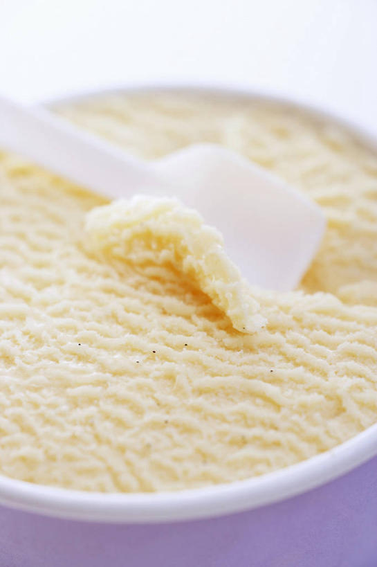 无人,竖图,俯视,室内,特写,白天,白色背景,桌面,桌子,杯子,阴影,反射,木制,影子,冰激凌,清凉,一个,木制品,纸制品,冷饮,舒服,冰淇淋,摄影,影棚,单个,纸杯,解暑,解渴,一次性杯子,雪糕,圣代,舒爽,冰糕,消暑,彩图,高角度拍摄,影棚拍摄,拍摄,水果冰激凌,新地