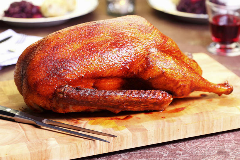 红酒,葡萄酒,无人,横图,俯视,室内,特写,白天,桌面,桌子,杯子,金属制品,阴影,朦胧,模糊,反射,金属,木制,工具,影子,肉,案板,刀具,酒类,肉类,玻璃制品,酒,砧板,饮料,一个,红色,木制品,水杯,刀,红葡萄酒,单个,菜刀,肉食,切菜刀,玻璃杯,彩图,高角度拍摄,鹅肉