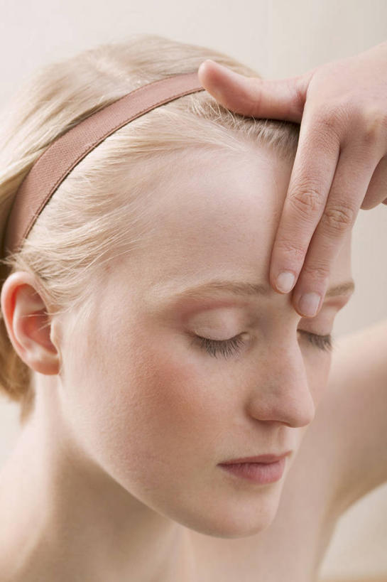 西方人,脸,头,脸颊,手,一个人,闭眼,摸,竖图,室内,特写,白天,正面,欧洲,欧洲人,仅一个年轻女性,仅一个女性,仅一个人,抚摸,装饰,头饰,发箍,发饰,饰品,手部,摄影,影棚,头箍,单手,华丽,修饰,点缀,发卡,配饰,衬托,美观,雅致,雅观,年轻女性,女人,女性,白种人,头部,脸部,脸蛋,面部,闭眼睛,闭着眼,闭着眼睛,触摸,接触,半身,彩图,影棚拍摄,拍摄