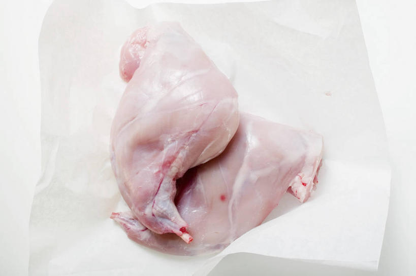 无人,横图,俯视,室内,特写,白天,白色背景,桌面,桌子,两块,阴影,反射,木制,包装,包装纸,影子,纸,肉,纸张,肉类,白色,木制品,摄影,影棚,包装材料,牛皮纸,肉食,兔肉,肉干,兔肉干,彩图,高角度拍摄,影棚拍摄,拍摄