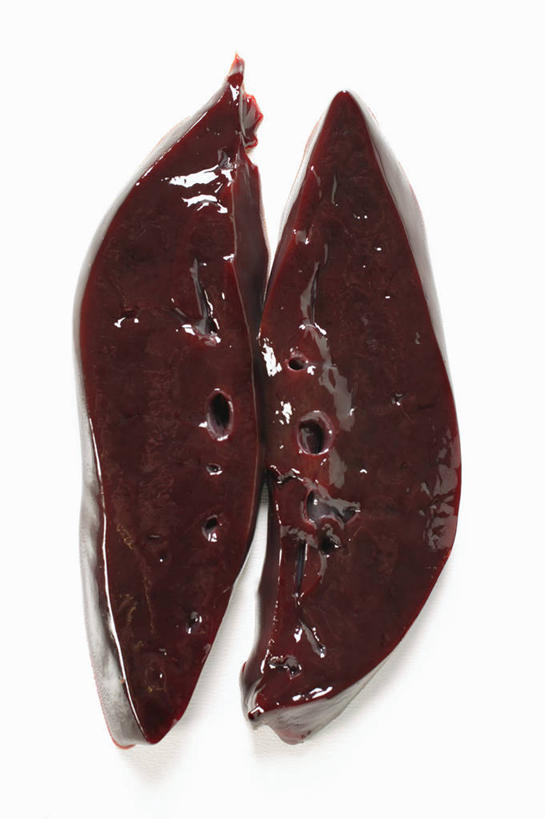 内脏,肝脏,无人,竖图,俯视,室内,特写,白天,白色背景,桌面,桌子,两块,阴影,反射,木制,影子,肉,肉类,红色,木制品,摄影,影棚,肉食,鹿肉,肝,彩图,高角度拍摄,影棚拍摄,拍摄