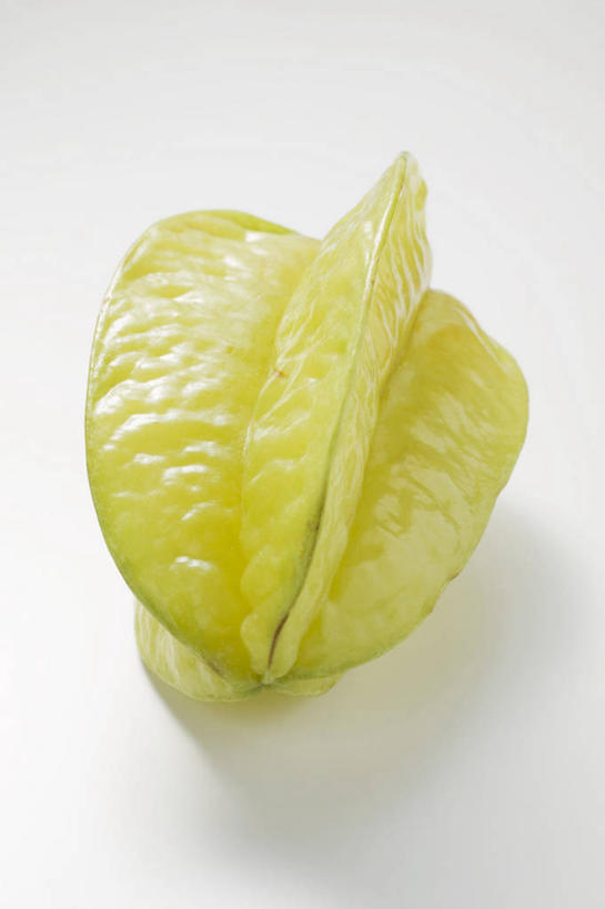 无人,竖图,俯视,室内,特写,白天,白色背景,餐桌,桌子,水果,阴影,新鲜,反射,影子,生食,食品,果实,食物,一个,绿色,杨桃,摄影,有机食品,绿色食品,影棚,单个,餐台,五敛子,三廉子,阳桃,洋桃,彩图,高角度拍摄,影棚拍摄,拍摄