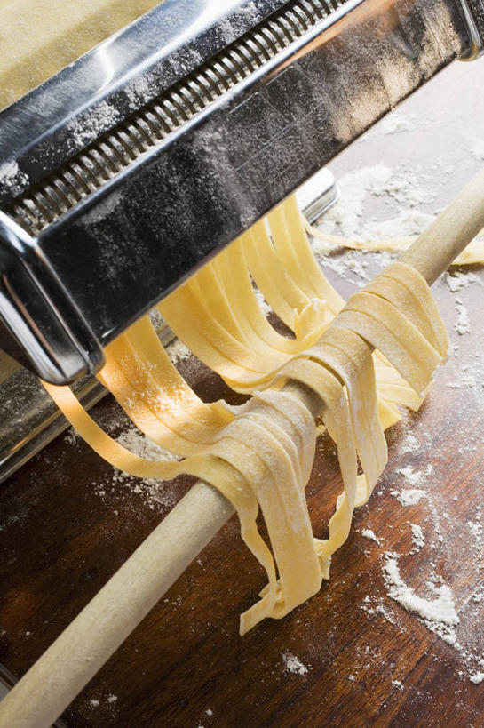 面食,面条,意大利面,无人,竖图,俯视,室内,特写,白天,西餐,餐桌,桌子,一排,切开,阴影,整齐,反射,电器,粉末,工具,影子,面,面粉,料理,食品,粮食,设备,食物,排列,切,粉,西式,餐台,农产品,家电,家用电器,队列,原材料,粉状,面条机,彩图,高角度拍摄