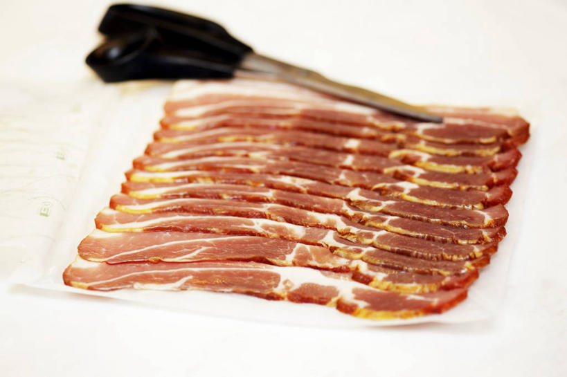 无人,横图,俯视,室内,特写,白天,白色背景,餐桌,桌子,餐具,一排,切开,阴影,整齐,反射,碟子,盘,影子,肉,咸肉,肉类,腌制,排列,一个,盘子,碟,切,摄影,影棚,单个,餐台,队列,腌肉,剖面,肉食,切面,消食,盐肉,渍肉,彩图,高角度拍摄,影棚拍摄,拍摄,开胃