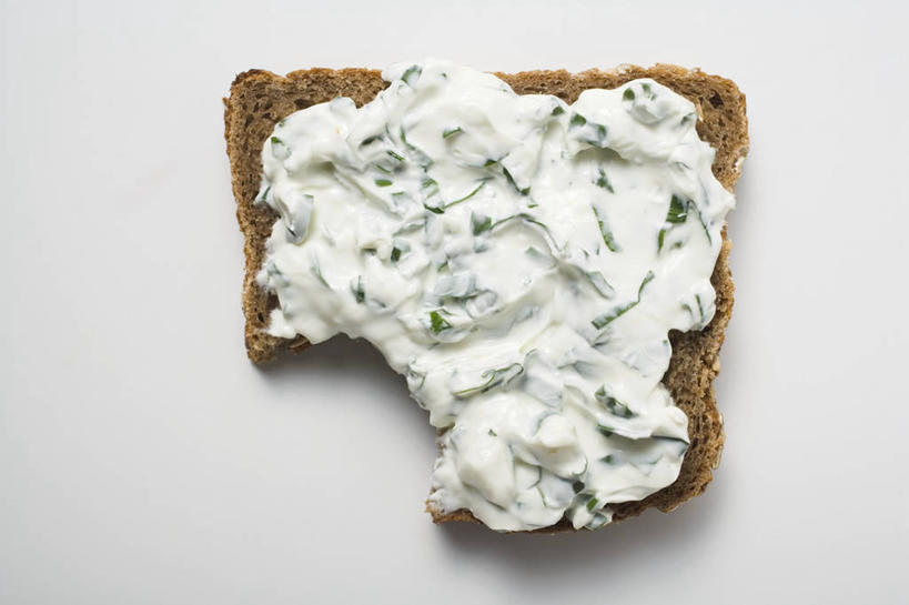 点心,面包,奶酪,无人,横图,俯视,室内,特写,白天,白色背景,餐桌,桌子,一块,阴影,反射,影子,干酪,起司,食品,面点,芝士,营养,食物,糕点,白色,乳酪,黑面包,摄影,影棚,餐台,全麦面包,乳制品,发酵,麸皮面包,彩图,高角度拍摄,影棚拍摄,拍摄