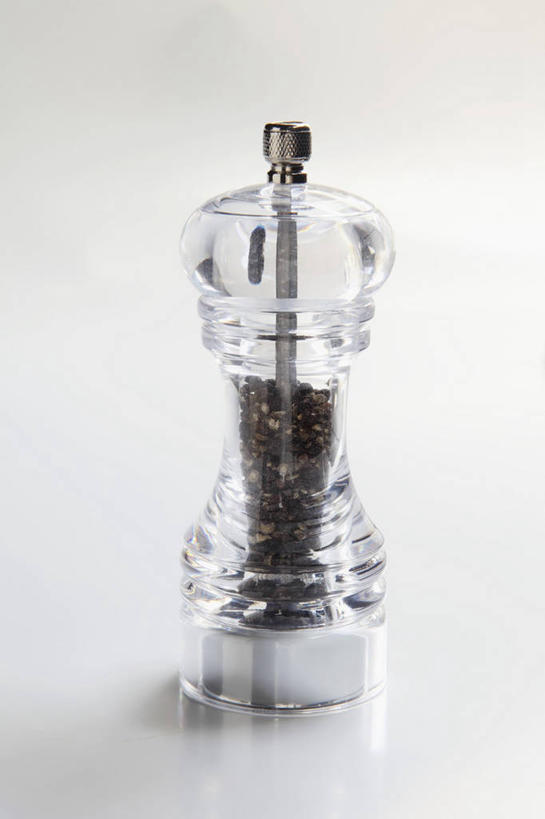无人,竖图,室内,特写,白天,白色背景,正面,餐桌,桌子,厨具,阴影,反射,工具,影子,调料,调味,香料,佐料,黑胡椒,调味品,调味料,一个,摄影,影棚,单个,餐台,胡椒磨,配料,研磨器,作料,胡椒研磨器,胡椒,彩图,影棚拍摄,拍摄
