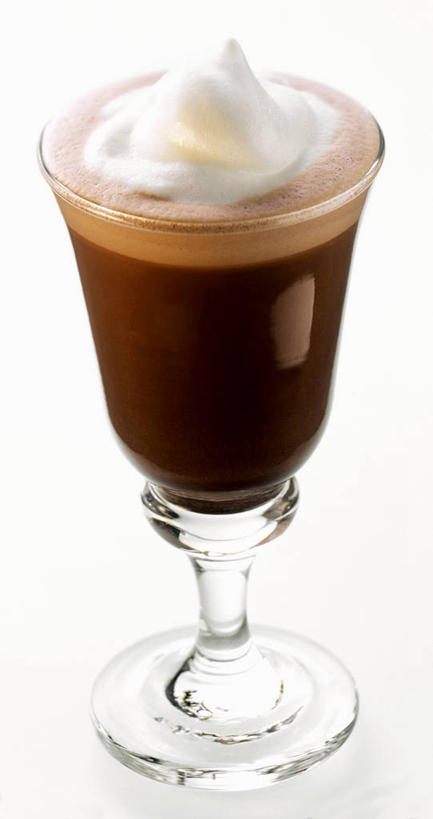 咖啡,威士忌,无人,竖图,俯视,室内,特写,白天,白色背景,幸福,餐桌,桌子,杯子,阴影,反射,影子,一杯,娱乐,玻璃制品,饮料,一个,水杯,享受,休闲,温馨,放松,乐趣,摄影,影棚,单个,餐台,提神,舒适,醒脑,软饮料,爱尔兰咖啡,玻璃杯,彩图,高角度拍摄,影棚拍摄,拍摄,爱尔兰威士忌