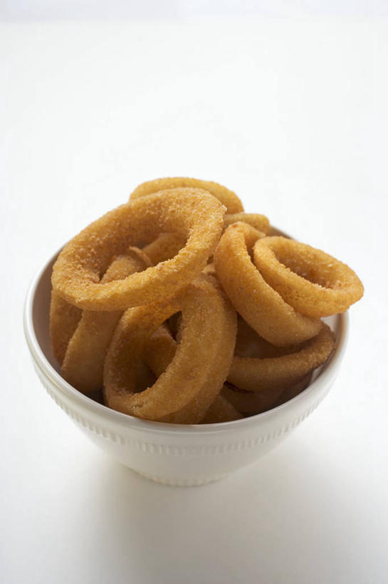 无人,竖图,俯视,室内,特写,白天,白色背景,烹饪,西餐,餐桌,桌子,一堆,许多,阴影,堆叠,堆积,反射,影子,陶瓷,油炸,料理,食品,陶瓷制品,很多,洋葱圈,菜肴,美食,食物,一个,容器,碗,快餐,金色,西式,摄影,佳肴,影棚,单个,餐台,储藏,堆,储存,西式快餐,垃圾食品,彩图,高角度拍摄,影棚拍摄,拍摄,贮存