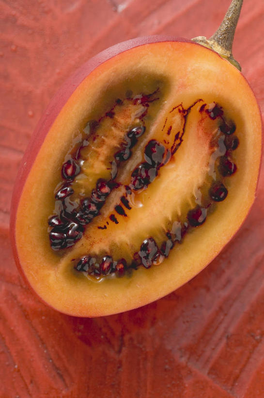 无人,竖图,俯视,室内,特写,白天,餐桌,桌子,水果,切开,阴影,新鲜,反射,影子,生食,食品,果实,半个,食物,切,一半,橙色,有机食品,绿色食品,餐台,树番茄,剖面,切面,番茄,彩图,高角度拍摄,树茄果