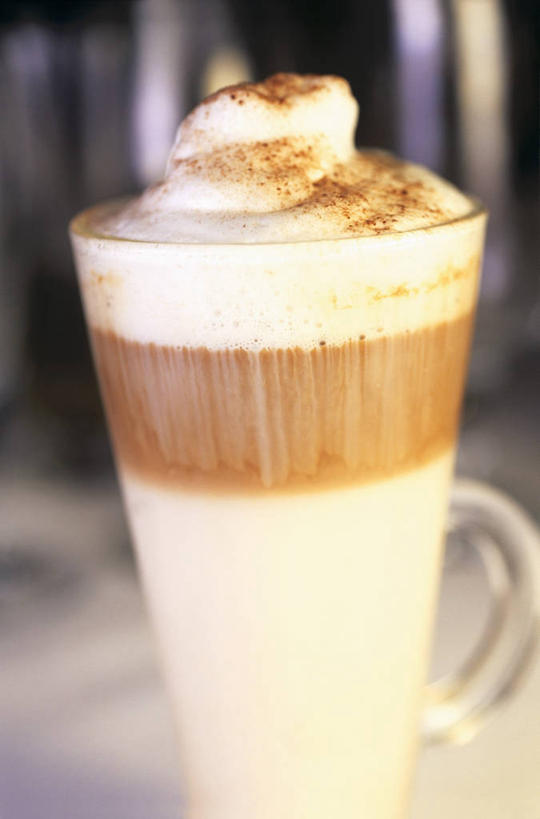 咖啡,无人,竖图,室内,特写,白天,正面,幸福,餐桌,桌子,杯子,阴影,朦胧,模糊,反射,影子,一杯,娱乐,玻璃制品,饮料,一个,水杯,享受,休闲,温馨,放松,乐趣,单个,餐台,提神,舒适,醒脑,软饮料,拿铁,拿铁咖啡,玛奇朵,玛奇朵咖啡,玛琪雅朵,玻璃杯,彩图