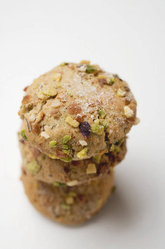 点心,无人,竖图,俯视,室内,特写,白天,白色背景,餐桌,桌子,杏仁,三块,一排,阴影,整齐,反射,影子,食品,食物,排列,饼干,零食,摄影,影棚,餐台,堆,队列,杏子,杏梅仁,杏核仁,木落子,苦杏仁,彩图,高角度拍摄,影棚拍摄,拍摄,杏仁饼干,意大利杏仁饼干