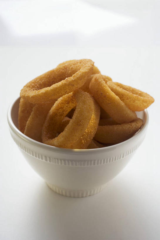 无人,竖图,俯视,室内,特写,白天,白色背景,烹饪,西餐,餐桌,桌子,一堆,许多,阴影,堆叠,堆积,反射,影子,陶瓷,油炸,料理,食品,陶瓷制品,很多,洋葱圈,菜肴,美食,食物,一个,容器,碗,快餐,金色,西式,摄影,佳肴,影棚,单个,餐台,储藏,堆,储存,西式快餐,垃圾食品,彩图,高角度拍摄,影棚拍摄,拍摄,贮存