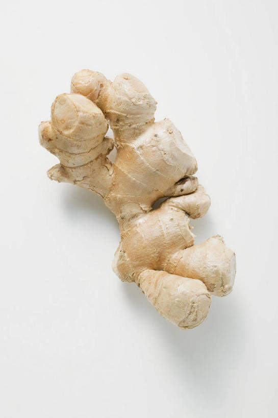 无人,竖图,俯视,室内,特写,白天,白色背景,餐桌,桌子,姜,蔬菜,阴影,新鲜,反射,影子,食品,食物,摄影,有机食品,绿色食品,影棚,餐台,止咳,止痛,解毒,发汗,温肺,温胃,行气,止呕,百辣云,生姜,老姜,彩图,高角度拍摄,影棚拍摄,拍摄,散寒