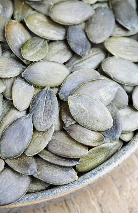 点心,无人,竖图,俯视,室内,特写,白天,餐桌,桌子,一堆,许多,阴影,堆叠,堆积,反射,影子,陶瓷,食品,坚果,陶瓷制品,很多,小吃,食物,一个,容器,碗,零食,单个,餐台,储藏,堆,瓜子,储存,南瓜子,彩图,高角度拍摄,贮存