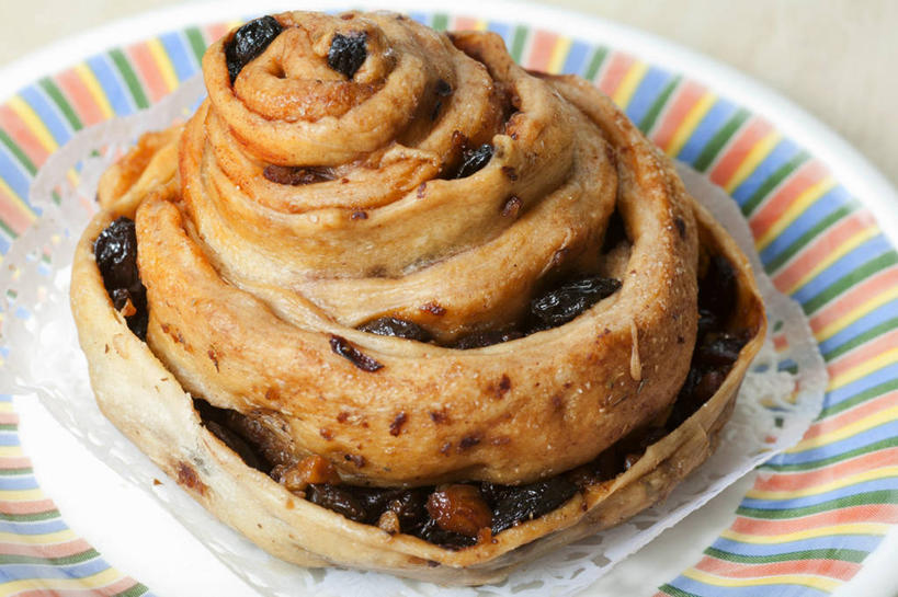 点心,面包,无人,横图,俯视,室内,特写,白天,餐桌,桌子,葡萄,餐具,阴影,反射,碟子,盘,影子,食品,面点,食物,糕点,一个,盘子,碟,葡萄干,单个,餐台,乌珠木,山葫芦,蒲桃,草龙珠,彩图,高角度拍摄