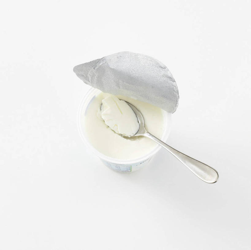 牛奶,无人,横图,俯视,室内,特写,白天,白色背景,餐桌,桌子,杯子,阴影,反射,影子,勺子,塑料,饮品,营养,酸奶,饮料,两个,白色,塑料制品,调羹,汤匙,摄影,影棚,餐台,塑料杯,乳制品,奶,发酵,优格,优酪乳,彩图,高角度拍摄,影棚拍摄,拍摄