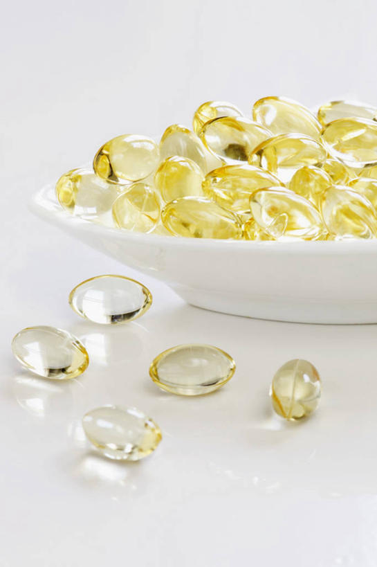 无人,竖图,俯视,室内,特写,白天,白色背景,安全,餐桌,桌子,一堆,许多,阴影,堆叠,堆积,反射,药剂,影子,陶瓷,防护,陶瓷制品,很多,胶囊,一个,黄色,容器,药品,碗,治疗,摄影,影棚,单个,餐台,储藏,堆,保护,药物,医疗,维生素,储存,保险,预防,平安,彩图,高角度拍摄,影棚拍摄,拍摄,脂溶性维生素,维生素D,贮存