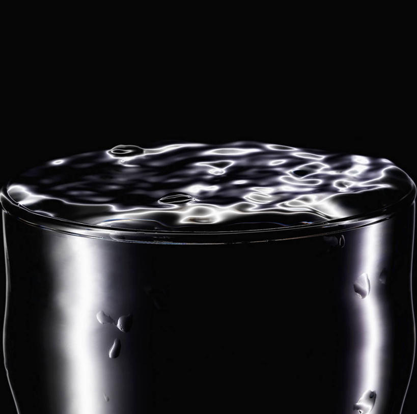 无人,横图,俯视,室内,特写,白天,正面,水,杯子,阴影,黑色背景,反射,液体,影子,一杯,饮用水,玻璃制品,一个,水杯,矿泉水,摄影,影棚,单个,蒸馏水,玻璃杯,彩图,影棚拍摄,拍摄