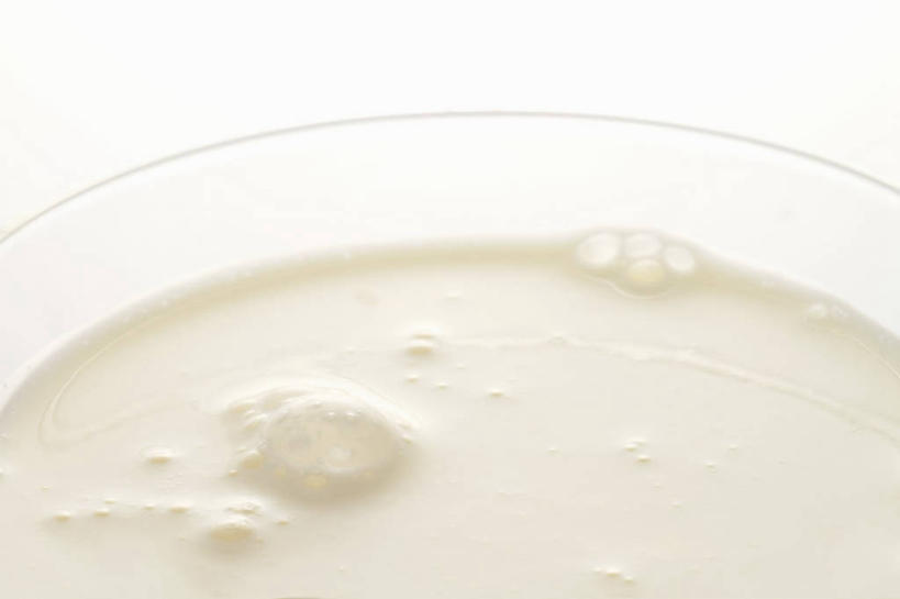 点心,无人,横图,俯视,室内,特写,白天,餐桌,桌子,玻璃,阴影,反射,影子,食品,甜点,甜品,玻璃制品,食物,糕点,一个,容器,碗,甜食,奶油,单个,餐台,储藏,乳制品,储存,激凌,克林姆,淇淋,彩图,高角度拍摄,贮存