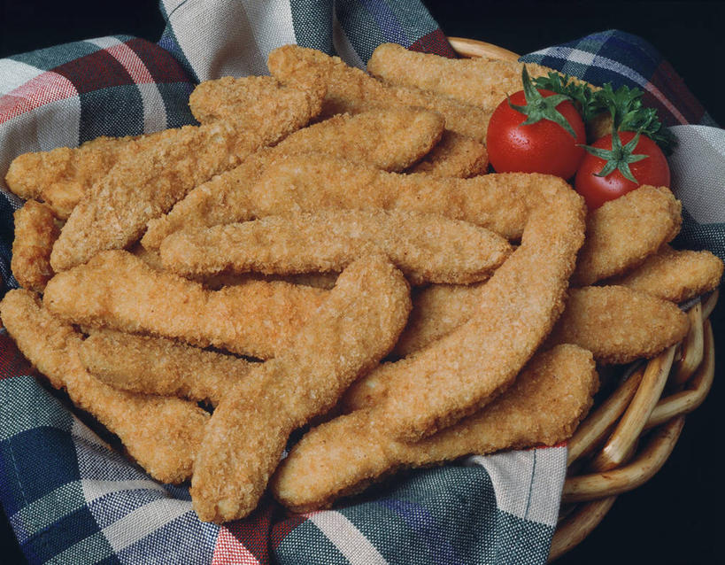 无人,交叉,横图,俯视,室内,特写,白天,烹饪,餐桌,桌子,竹子,蔬菜,西红柿,一堆,阴影,堆叠,堆积,竹制,新鲜,编织,反射,篮子,影子,鸡肉,肉,油炸,料理,食品,菜肴,美食,肉类,食物,一个,餐巾,竹篮,佳肴,有机食品,绿色食品,单个,餐台,竹条,堆,交织,竹制品,肉食,鸡柳,鸡胸肉,穿插,保洁方巾,口布,番茄,彩图,高角度拍摄,无骨鸡柳,炸鸡柳