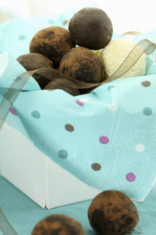 无人,竖图,俯视,室内,特写,白天,餐桌,桌子,礼盒,礼物,一堆,许多,阴影,堆叠,堆积,反射,丝绸,丝带,影子,纸盒,食品,糖,糖果,甜点,甜品,缎带,很多,绸带,盒子,食物,黑色,包装盒,礼品盒,甜食,奶油,巧克力,礼品,餐台,朱古力,堆,糖粉,彩图,高角度拍摄,巧克力松球,雪花巧克力球