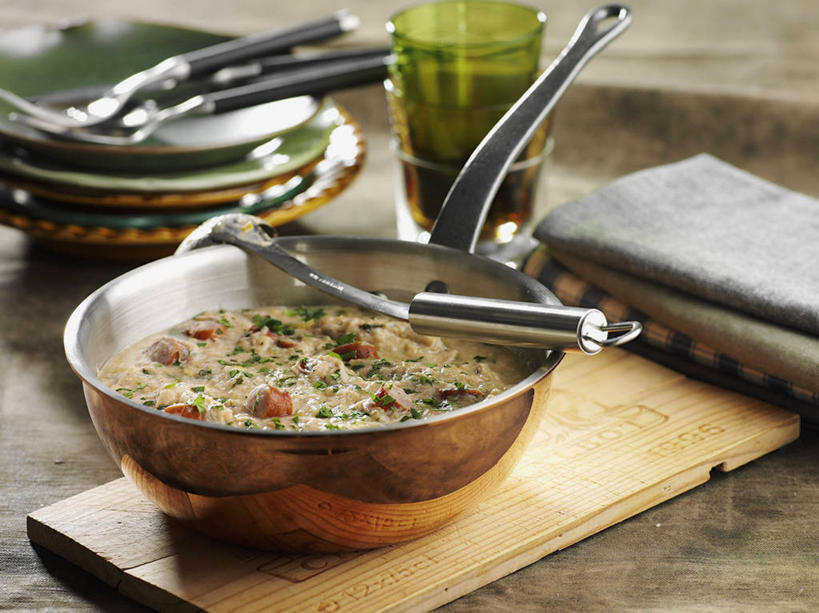 无人,横图,俯视,室内,特写,白天,烹饪,餐桌,桌子,蔬菜,餐具,厨具,金属制品,一堆,许多,阴影,堆叠,堆积,新鲜,反射,金属,木制,叉子,刀叉,刀子,碟子,锅子,盘,影子,香肠,食品,案板,腊肠,很多,锅,砧板,食物,盘子,餐巾,木制品,碟,有机食品,绿色食品,餐台,锅具,堆,餐刀,烹饪用具,餐叉,保洁方巾,口布,进餐用具,烹调用具,烹调,彩图,高角度拍摄