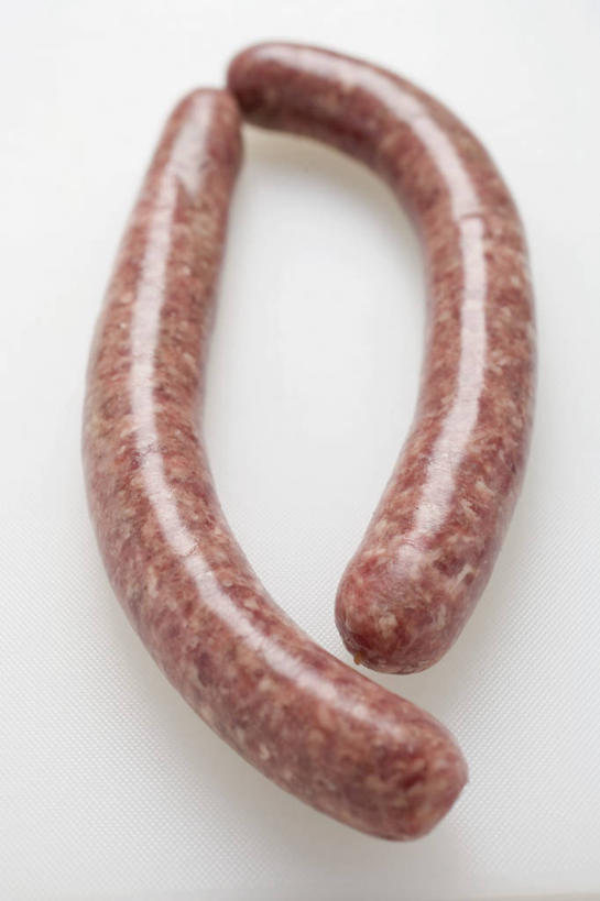 无人,竖图,俯视,室内,特写,白天,白色背景,餐桌,桌子,两根,阴影,反射,影子,肉,香肠,腊肠,肉类,摄影,影棚,餐台,肉食,彩图,高角度拍摄,影棚拍摄,拍摄