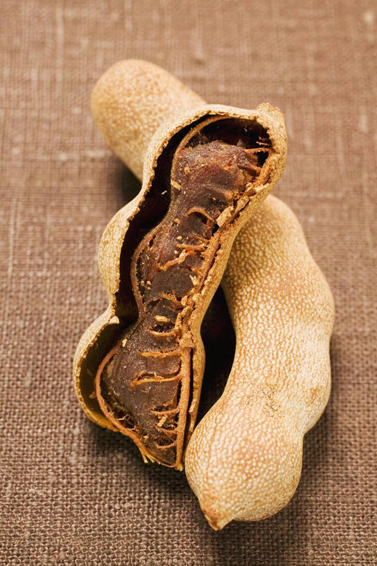 无人,竖图,俯视,室内,特写,白天,餐桌,桌子,水果,阴影,反射,影子,调味,香料,佐料,果实,草药,两个,摄影,影棚,褐色背景,餐台,配料,草本,横截面,剖面,罗望子,作料,酸豆,酸角,截面,截面图形,彩图,高角度拍摄,影棚拍摄,拍摄