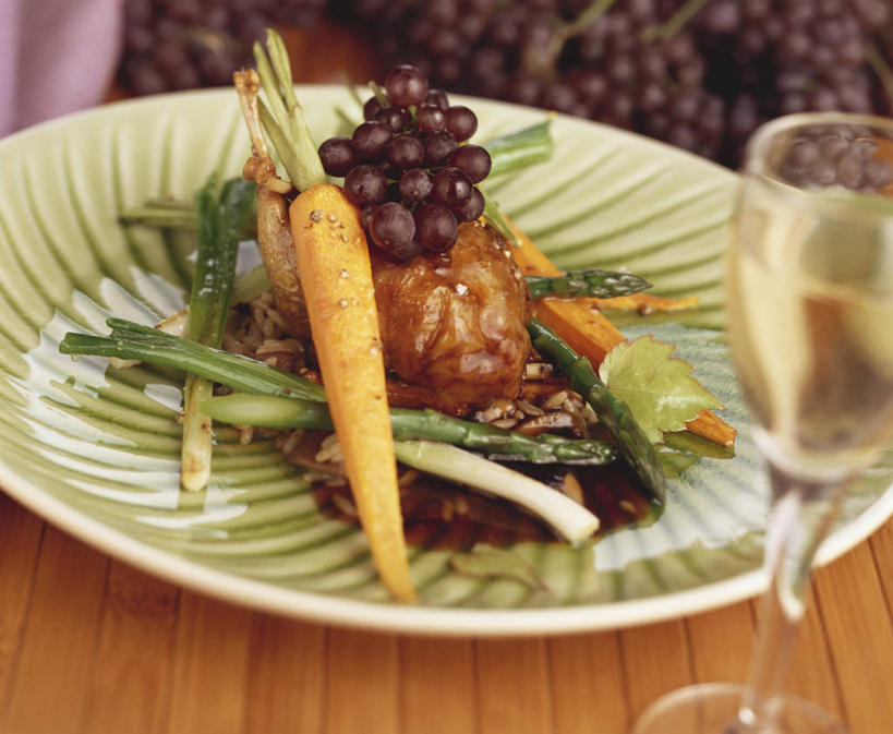 红酒,葡萄酒,无人,横图,俯视,室内,特写,白天,餐桌,桌子,鸟,葡萄,萝卜,胡萝卜,芦笋,蔬菜,杯子,餐具,水果,阴影,朦胧,模糊,新鲜,反射,鸟类,碟子,高脚杯,盘,影子,肉,生食,食品,果实,红酒杯,白葡萄酒,酒类,一杯,蔬果,肉类,玻璃制品,酒,食物,饮料,盘子,酒杯,碟,有机食品,绿色食品,餐台,葡萄酒杯,肉食,鹌鹑,奔鹑,宛鹑,玻璃杯,山葫芦,蒲桃,草龙珠,猪尾巴,药鸡豆子,石刁柏,蚂蚁杆,龙须菜,狼尾巴根,红萝卜,甘荀,彩图,高角度拍摄