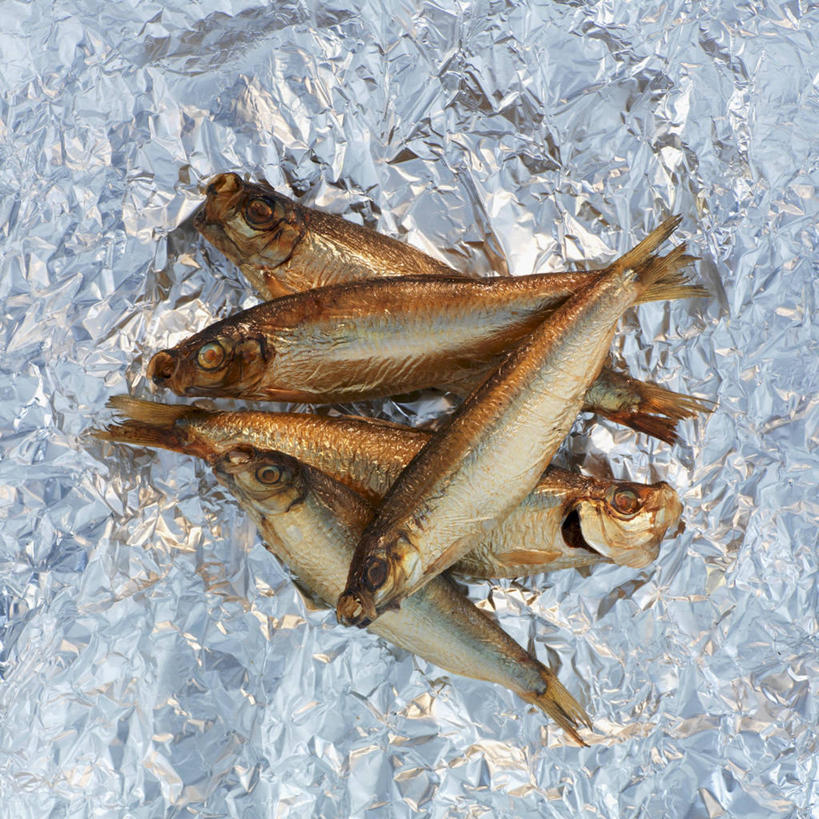 海鲜,无人,方图,俯视,室内,特写,白天,一堆,阴影,堆叠,堆积,反射,包装,包装纸,铝箔纸,锡箔纸,影子,纸,纸张,水产,海洋生物,摄影,影棚,五条,堆,鲱鱼,包装材料,水生动物,海产品,水生物,锡箔,海底动物,铝箔,太平洋鲱鱼,彩图,高角度拍摄,全身,影棚拍摄,拍摄