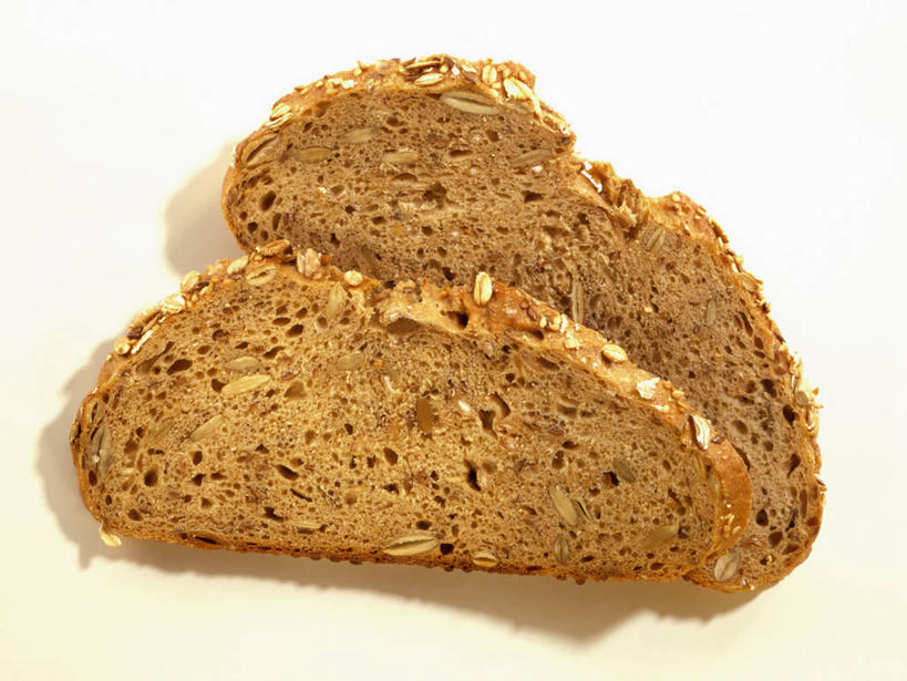 点心,面包,无人,横图,俯视,室内,特写,白天,白色背景,餐桌,桌子,两片,阴影,反射,影子,食品,面点,食物,糕点,黑面包,摄影,影棚,餐台,全麦面包,横截面,剖面,麸皮面包,截面,截面图形,彩图,高角度拍摄,影棚拍摄,拍摄