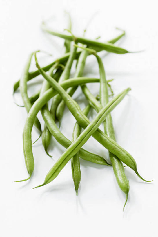 无人,竖图,俯视,室内,特写,白天,白色背景,植物,餐桌,桌子,豆,蔬菜,一堆,许多,阴影,堆叠,堆积,新鲜,反射,影子,豆类,豆子,食品,食物,摄影,有机食品,绿色食品,影棚,餐台,堆,豆科,青大豆,青豆,彩图,高角度拍摄,影棚拍摄,拍摄