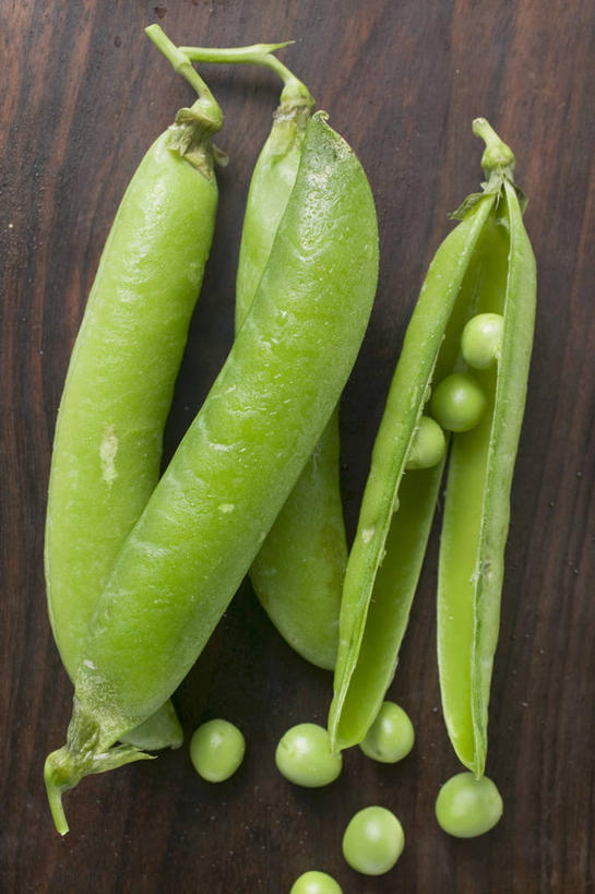 无人,竖图,俯视,室内,特写,白天,植物,餐桌,桌子,蔬菜,阴影,新鲜,反射,木制,影子,豆类,豆子,豌豆,食品,荷兰豆,食物,绿色,木制品,有机食品,绿色食品,餐台,雪豆,豆科,寒豆,毕豆,麻累,国豆,小寒豆,麦豌豆,彩图,高角度拍摄