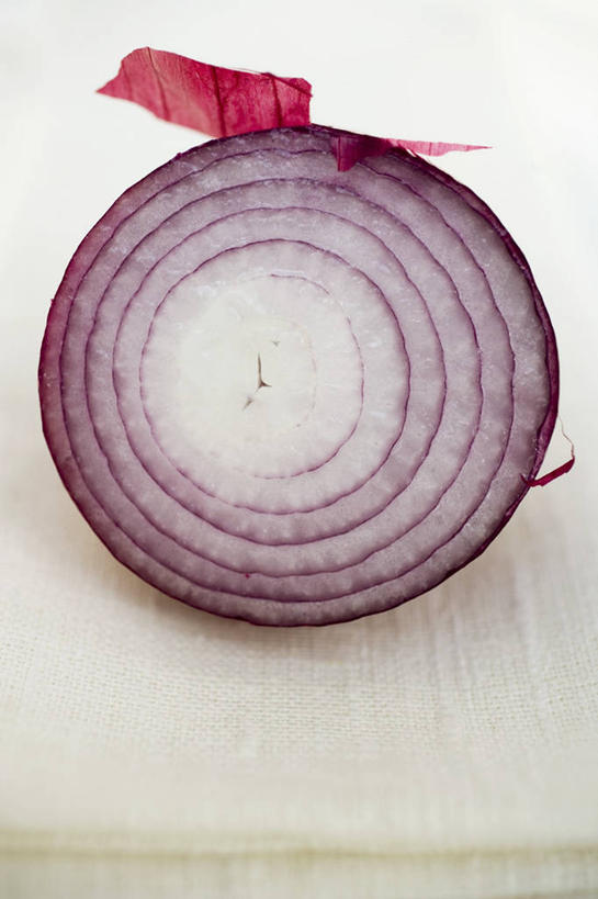 无人,竖图,俯视,室内,特写,白天,白色背景,餐桌,桌子,蔬菜,洋葱,阴影,新鲜,反射,影子,食品,食物,一个,摄影,有机食品,绿色食品,影棚,单个,餐台,玉葱,横截面,剖面,截面,截面图形,圆葱,洋葱头,球葱,葱头,彩图,高角度拍摄,影棚拍摄,拍摄,红洋葱